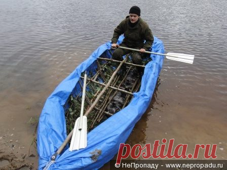 Лодка из веток и тента. Выглядит, конечно, так себе, но в некоторых ситуациях определенно будет решением.