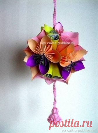 Цветочный шарик (кусудама).Для работы понадобится:
цветная бумага
клей
карандаш
ножницы
Нарежем бумагу квадратами со стороной 7 см. Наш шар будет состоять из 12 цветков, каждый цветок из 5 лепестков. Всего необходимо 60 квадратиков. Я сделала 2 вида цветков. Цветовые сочетания можно подобрать различные, а можно сделать однотонные цветы.