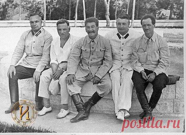 Сталин и гости на юге. 1933 г. Слева направо: начальник штаба Красной армии Александр Егоров, военный нарком Клим Ворошилов, Сталин, советский военачальник Михаил Тухачевский, руководитель Абхазии Нестор Лакоба. Лакоба умрет в конце 1936 г. при невыясненных обстоятельствах и вскоре будет объявлен “врагом народа”. Тухачевского расстреляют в 1937, а Егорова – в 1938 г.