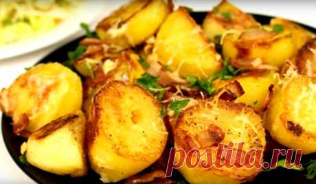 Запечённый картофель с сыром и беконом: невозможно оторваться Отличный гарнир к любому блюду: запеченный картофель с сыром и беконом! Он превосходно подойдет и к рыбе (соленой или жареной), и к мясу (запеченному, например)! А если рядом поставить ещё и квашеную хрустящую капусту, политую душистым маслицем! Слов нет: одно восхищение!
