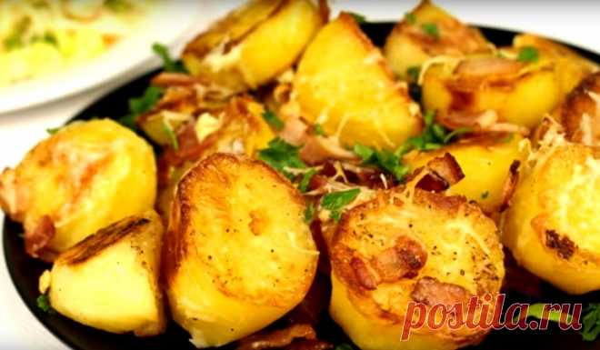 Запечённый картофель с сыром и беконом: невозможно оторваться Отличный гарнир к любому блюду: запеченный картофель с сыром и беконом! Он превосходно подойдет и к рыбе (соленой или жареной), и к мясу (запеченному, например)! А если рядом поставить ещё и квашеную хрустящую капусту, политую душистым маслицем! Слов нет: одно восхищение!