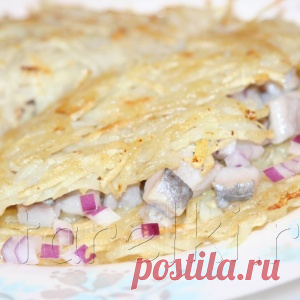 Картофельные деруны с селедкой