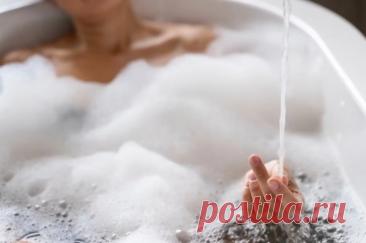 4 преимущества горячей ванны для здоровья. Не только очищение Ванна или душ — это частый предмет для споров. Любители душа не приемлют лежание в ванне, да еще и с пеной. А любители отдохнуть в горячей воде не понимают, как можно быстро ополоснуться и выйти.