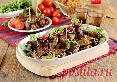Рулетики из баклажанов с овощами и шампиньонами

Ингредиенты:

баклажаны — 2-3 шт.;
морковь — 1 шт.;
лук — 1 шт.;
шампиньоны — 100 г;
сушеный базилик — 1 ч. л.;
растительное масло — 50 мл;
соль, перец — по вкусу;
зелень — для подачи.

Приготовление:

1.Срезав край с плодоножкой, баклажаны делим продольными пластинами толщиной около 3-4 мм — посыпаем специями (достаточно солью и молотым перцем), обжариваем на рафинированном растительном масле с обеих сторон по 3-4 минуты до...