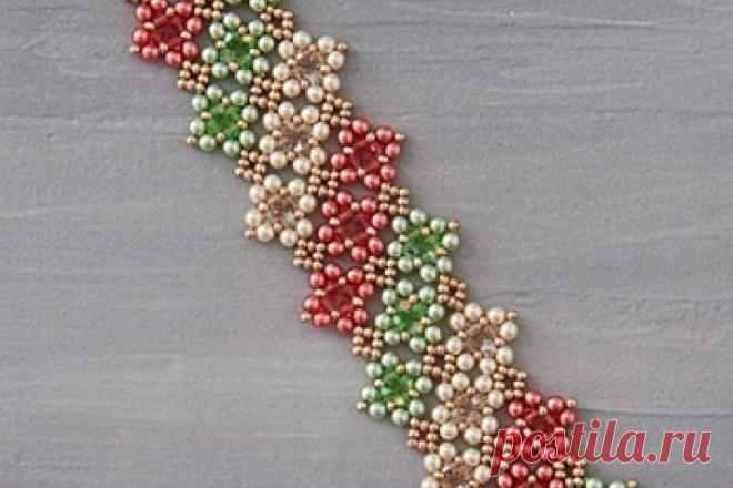 Винтажный браслет из бисера. Описание Украшения из бисера чрезвычайно эффектны, и для непосвящённых кажутся совершенно недоступными. Если вы хотите научиться плести из бисера, то начинать нужно с плетения небольших элементов или изделий несложной формы, например таких, как браслеты. Браслет из бисера своими руками может быть достаточно трудоёмким, но при этом несложным. Парадокс, но если для плетения браслета мы выберем простую схему соединения бисеринок в элементы (в данн...