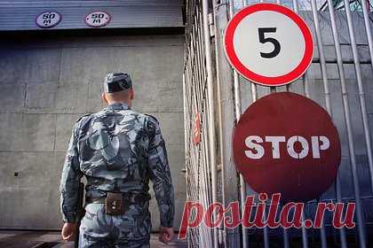 Сбежавший из российской колонии заключенный попался в своей квартире. Силовики выследили и задержали заключенного, сбежавшего из исправительной колонии в Липецкой области. 54-летнего Вячеслава Яковлева поймали в его квартире в Липецке утром 12 октября. В отношении него возбуждено уголовное дело о побеге из мест лишения свободы. Оперативники вернули его в колонию-поселение в Ельце.