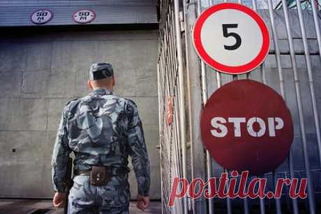 Сбежавший из российской колонии заключенный попался в своей квартире. Силовики выследили и задержали заключенного, сбежавшего из исправительной колонии в Липецкой области. 54-летнего Вячеслава Яковлева поймали в его квартире в Липецке утром 12 октября. В отношении него возбуждено уголовное дело о побеге из мест лишения свободы. Оперативники вернули его в колонию-поселение в Ельце.