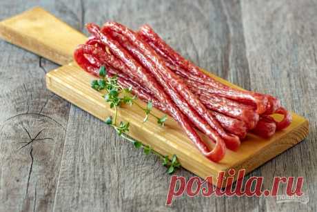 Кашанка, колбаса, сальтисон (Kaszanka, kiełbasa, salceson)


Если хотите порадовать родных и друзей гостинцами из Польши, привезите польскую колбасу. Такой дома не приготовишь! Разнообразие просто поражает!

Из интересных колбас предлагаем попробовать кашанку и сальтисон.

Колбасу кашанку готовят из гречневой крупы, специй и крови. Поляки делают ее дома, но чаще покупают готовую в магазине, затем обжаривают на гриле или в сковороде с луком. 

Сальтисон варят из свиной или ...