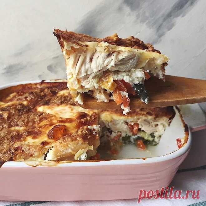 Очень вкусная куриная запеканка с овощами: идеальна для обеда и ужина! 
 
Итого на 100 грамм 102 ккал 
Б/Ж/У 14.8 / 3.6 / 2.3 
 
Ингредиенты: 
Куриная грудка-350 гр 
Овощи ( у меня замороженная мексиканская смесь)-200 гр 
Яйцо-2 шт 
Йогурт натуральный-100 гр 
Сыр-50 гр 
Соль, перец, специи-по вкусу 
 
Приготовление: 
Куриное филе ( сырое) нарезать на кусочки. в форму для запекания высыпать овощи, посолить. Сверху выложить кусочки курицы. Сыр натереть. Смешать яйца, йогурт ...