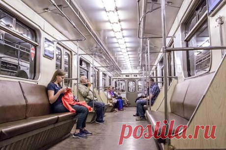 В России предложили создать женские вагоны в метро. Первый заместитель председателя Общественной палаты Ленинградской области Владимир Петров заявил, что в России необходимо запустить женские вагоны в метро. По мнению политика, эта мера поможет защитить россиянок от домогательств в общественном транспорте. Отмечается, что в мире уже распространена эта практика.