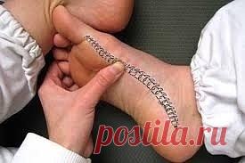 Массаж ребра стопы устранит боли в спине
На ребре стопы спроецированы все проблемные зоны спины. Их можно
обнаружить нащупыванием болезненных точек. Благодаря своеобразной методике массажа на стопе можно найти весь «позвоночник.
Сядьте на пол в удобную позу и скрестите ноги. Теперь возьмите любую из своих стоп в руки, как показано на фото. Посмотрите и представьте линию позвоночника, которая находится между большим пальцем и пяткой, на внутреннем 