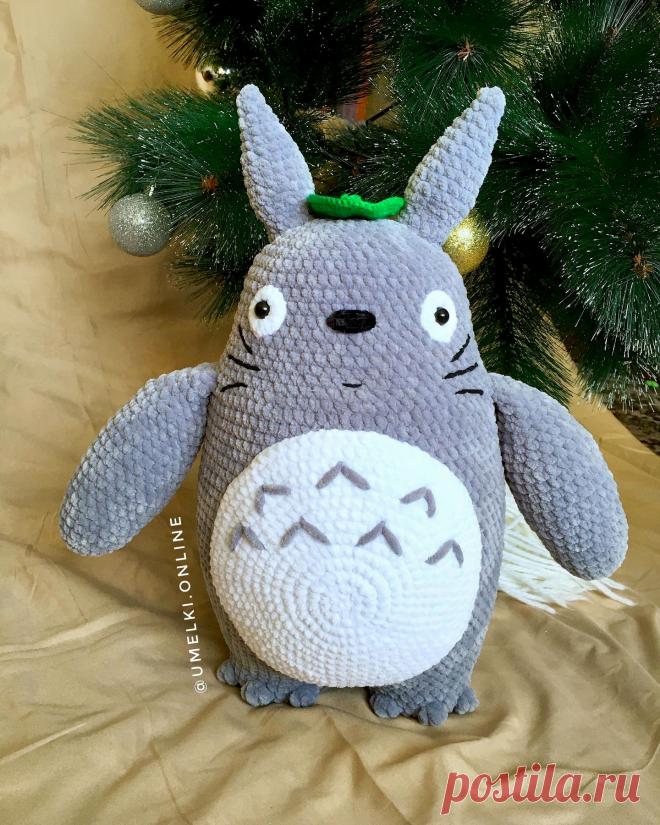 PDF Тоторо крючком. FREE crochet pattern; Аmigurumi toy patterns. Амигуруми схемы и описания на русском. Вязаные игрушки и поделки своими руками #amimore - плюшевый Тоторо из аниме "Мой сосед Тоторо", большой Тоторо из плюшевой пряжи.