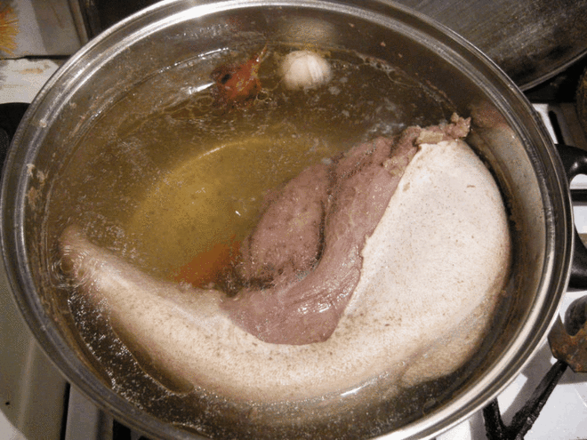 Как приготовить язык. 10 кулинарных советов.
1. Выбирая говяжий язык в магазине или на рынке, постарайтесь обратить свое внимание на продукт охлажденный, а не замороженный, ведь именно охлажденный язык, не подвергавшийся еще действию низких температур, в полной мере сможет раскрыть всю свою нежность и деликатность вкуса. Внимательно присмотритесь к цвету предлагаемого вам языка. Хороший говяжий язык должен быть фиолетовым или же темно-розовым. Такой оттенок языка скажет вам о том, что продукт б