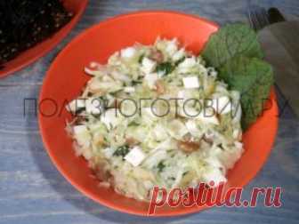 Оригинальный салат с молодой капустой: простой, вкусный и сытный Необычный по составу салат с молодой капустой достоин даже праздничного стола: сочетание капусты с изюмом и брынзой делает салат оригинальным и сытным.