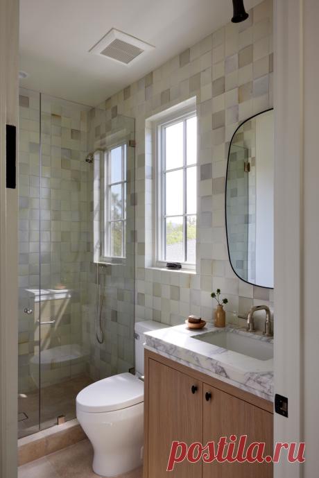 Пять приемов из свежей подборки Houzz: встроенное хранение, светлые материалы, вертикальная плитка, ниши и продуманная планировка помогают небольшой ванной выглядеть просторнее.