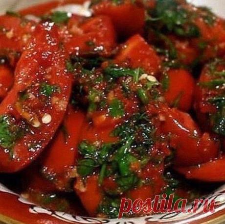 Помидоры по-корейски - просто объедение!
⠀
Ингредиенты:
-2 кг помидор порезать крупно (пополам)
-4 шт. болгарских перца
-2 головки чеснока
-2 шт красный жгучий перец
-зелень
⠀
Заправка:
-100 гр. уксуса
-100 гр. растит. масла
-100 гр. сахара
-2 ст. л. соли.
⠀
Приготовление:
1. Перец, чеснок, красный жгучий перец 2 шт ,перекрутить на мясорубке .
2. Перемешать. Зелень порезать.
3. Укладывать слоями в 3-х литровую банку: помидоры, затем смесь из овощей, зелень.
4. Банку закрыт...