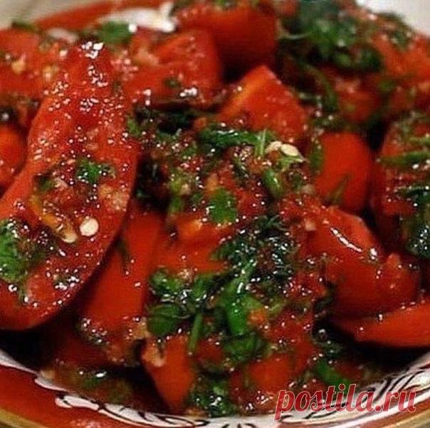 Помидоры по-корейски - просто объедение!
⠀
Ингредиенты:
-2 кг помидор порезать крупно (пополам)
-4 шт. болгарских перца
-2 головки чеснока
-2 шт красный жгучий перец
-зелень
⠀
Заправка:
-100 гр. уксуса
-100 гр. растит. масла
-100 гр. сахара
-2 ст. л. соли.
⠀
Приготовление:
1. Перец, чеснок, красный жгучий перец 2 шт ,перекрутить на мясорубке .
2. Перемешать. Зелень порезать.
3. Укладывать слоями в 3-х литровую банку: помидоры, затем смесь из овощей, зелень.
4. Банку закрыт...