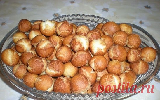 Ну очень вкусно! А простооо......
Банка сгущенки+щепотка соли+2яйца+сода на кончике ножа+мука сколько возьмет тесто. 
Раскатать шарики с фалангу мизинца, большие не делать, будут трескаться при жарке. Обжарить на растительном масле .ВСЕ!
