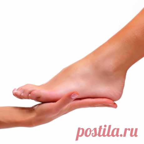 Типы плоскостопия

Классификация плоскостопия по этиологическому признаку:

Врожденное плоскостопие. Врожденное плоскостопие появляется из-за недоразвития (порока развития) тканей плода. Встречается очень редко. И, как правило, диагностируется после 5-6 лет, потому что до этого
