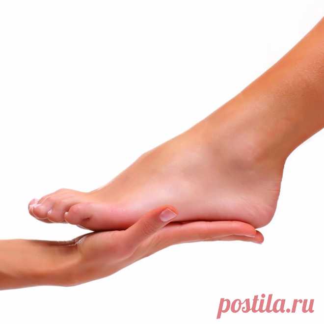 Типы плоскостопия

Классификация плоскостопия по этиологическому признаку:

Врожденное плоскостопие. Врожденное плоскостопие появляется из-за недоразвития (порока развития) тканей плода. Встречается очень редко. И, как правило, диагностируется после 5-6 лет, потому что до этого