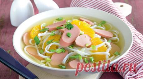 Суп с сосисками, апельсинами и рисовой лапшой, пошаговый рецепт с фото