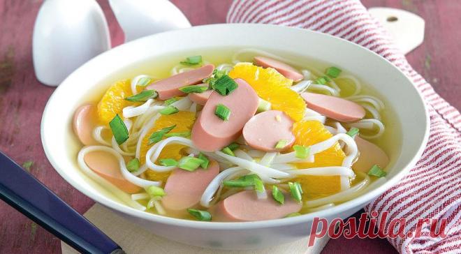 Суп с сосисками, апельсинами и рисовой лапшой, пошаговый рецепт с фото
