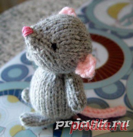Вязаная игрушка: мышка спицами