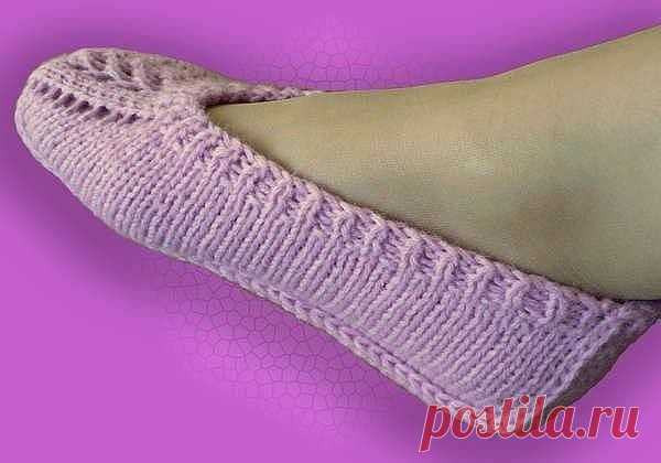 ВЯЖЕМ ТАПОЧКИ СПИЦАМИ. ОПИСАНИЕ

Набираем на круговые спицы 67 петель. Вяжем 4 ряда резинкой 1х1.
5-й ряд: 1-кромочная, 29-лицевых, накид, 7-лицевых, накид, 29-лицевых, 1-кромочная.
6-й ряд и все четные вяжем изнаночными петлями.
7-й ряд и все нечетные вяжем лицевыми, делая накиды до и после 7-ми центральных петель.
Вяжем до тех пор, пока на обеих сторонах от центральных 7-ми петель не будет по 40 петель (включая кромочные) = 20 рядов
Вывязываем подошву на 13-ти центральны...