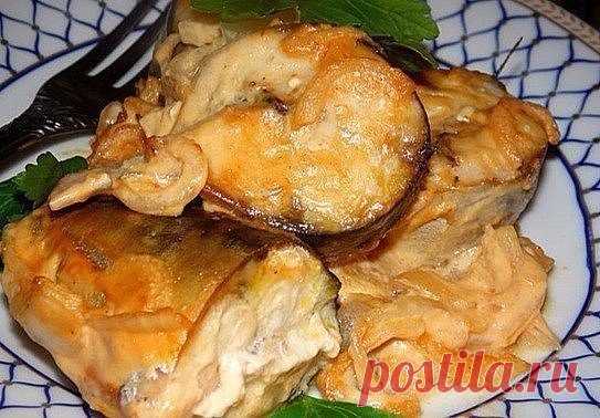 СОУС, КОТОРЫЙ СДЕЛАЕТ ИЗ ЛЮБОЙ РЫБЫ БЛЮДО С НЕЗЕМНЫМ ВКУСОМ!
Предлагаем запечь рыбу в горчичном соусе-маринаде. Особо вкусной по этому рецепту получается скумбрия: нежная, сочная, с легкой кислинкой.
В составе маринада есть соевый соус, поэтому блюдо солить не нужно. Если вы не сторонник майонеза, просто не добавляйте его. 
Ингредиенты и способ приготовления смотрите на нашем сайте http://happyrecipe.ru/recipes/100219/sous-kotoryj-sdelaet-iz-lyuboj-ryby-blyudo-s-nezemnym-vkusom.html?t=1600