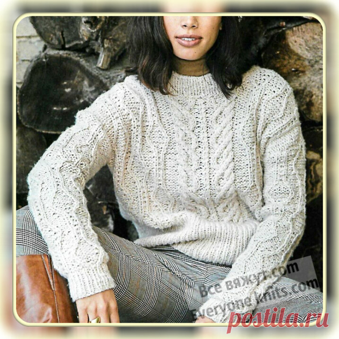 ПУЛОВЕР РЕЛЬЕФНЫМИ УЗОРАМИ С КРУГЛОЙ ГОРЛОВИНОЙ.
Связан широкой резинкой, переходящей в переплетения кос и рельефные ромбы на фоне изнаночной глади.