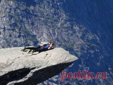 Язык Тролля, Норвегия Язык Тролля (норв. Trolltunga) — каменный выступ на горе Скьеггедаль, расположенной вблизи города Одда в Норвегии, возвышающийся над озером Рингедалсватн на высоте 350 метров.Своей формой выступ напоминает язык, за что и получил такое название. Представляет собой отколовшийся кусок скалы,...