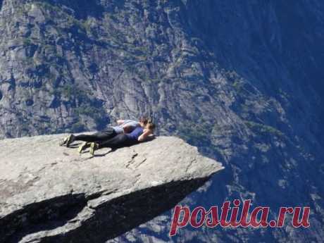 Язык Тролля, Норвегия Язык Тролля (норв. Trolltunga) — каменный выступ на горе Скьеггедаль, расположенной вблизи города Одда в Норвегии, возвышающийся над озером Рингедалсватн на высоте 350 метров.Своей формой выступ напоминает язык, за что и получил такое название. Представляет собой отколовшийся кусок скалы,...
