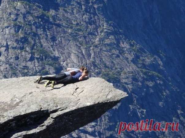 Язык Тролля, Норвегия Язык Тролля (норв. Trolltunga) — каменный выступ на горе Скьеггедаль, расположенной вблизи города Одда в Норвегии, возвышающийся над озером Рингедалсватн на высоте 350 метров.Своей формой выступ напоминает язык, за что и получил такое название. Представляет собой отколовшийся кусок скалы,...
