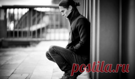 Сталкиваясь с трудностями, с препятствиями, многие из нас отказались от своего дара, а по сути – от самих себя. Ведь всегда проще сдаться. Задвинуть свою уникальность в дальний угол и сказать: «Во мне нет ничего особенного. Я – как все. У меня ничего не выходит. Так и должно было быть». Но не бывает человека «как все», а сдаться – значит отказаться от своего предназначения.