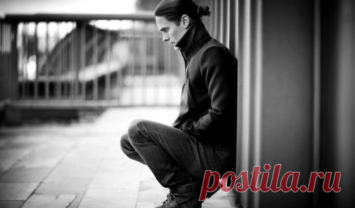 Сталкиваясь с трудностями, с препятствиями, многие из нас отказались от своего дара, а по сути – от самих себя. Ведь всегда проще сдаться. Задвинуть свою уникальность в дальний угол и сказать: «Во мне нет ничего особенного. Я – как все. У меня ничего не выходит. Так и должно было быть». Но не бывает человека «как все», а сдаться – значит отказаться от своего предназначения.