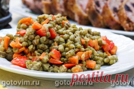 Гарнир из маша с овощами. Рецепт с фото Маш не так часто, как хотелось, встречается в рационе жителя средней полосы. А зря. Эти мелкие зеленые зернышки не только вкусны, но и богаты белком. Рецепты из маша часто встречаются в индийской кухне. Там маш носит название «мунг». Из него готовят всяческие гарниры, салаты и супы. Есть рецепты из маша и в среднеазиатской кухне: обычно это пловы (пилавы), где маш добавляют к рису. Этот рецепт гарнира из маша с овощами не относится н...