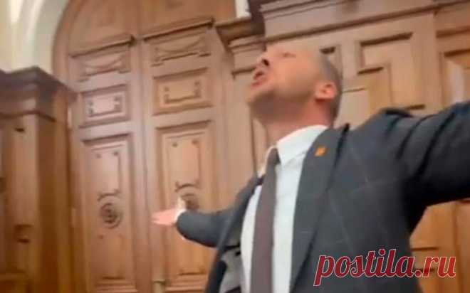 В Латвии депутата выгнали после фразы «русский язык — наш язык!» Видео. Депутата сейма Латвии, лидера партии «Стабильность!» Алексея Росликова удалили с заседания после его критики декларации о «режиме русификации» в советский период и «устранении ее лингвистических последствий», а также за высказывание на русском языке с демонстрацией грубого жеста, передает LSM.