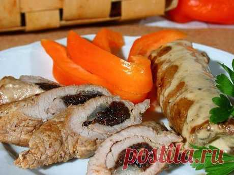 Крученики с черносливом
Это очень вкусное блюдо, которое на удивление просто готовится и способно дополнить любой праздничный стол. Мои гости очень любят свиные крученики с черносливом, всегда хвалят и просят рассказать рецепт.
Ингредиенты:
1 кг свинины ( как для отбивных)
300 г чернослива без косточки
200 мл сметаны
Соль, перец
Приготовление:
1. Мясо тонко нарезать, посолить, поперчить и хорошо отбить.
2. Чернослив нарезать. На мясо выложить чернослив и завернуть в рулетик. Можно скрепить рулет
