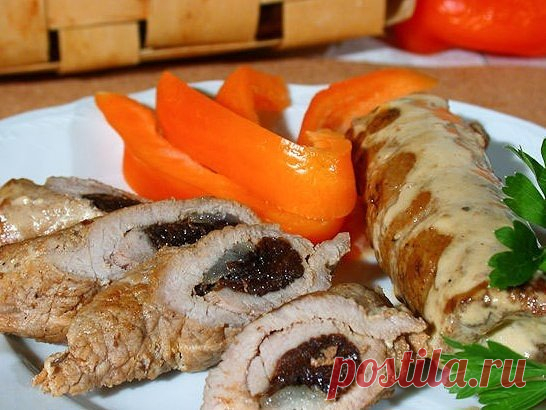 Крученики с черносливом
Это очень вкусное блюдо, которое на удивление просто готовится и способно дополнить любой праздничный стол. Мои гости очень любят свиные крученики с черносливом, всегда хвалят и просят рассказать рецепт.
Ингредиенты:
1 кг свинины ( как для отбивных)
300 г чернослива без косточки
200 мл сметаны
Соль, перец
Приготовление:
1. Мясо тонко нарезать, посолить, поперчить и хорошо отбить.
2. Чернослив нарезать. На мясо выложить чернослив и завернуть в рулетик. Можно скрепить рулет