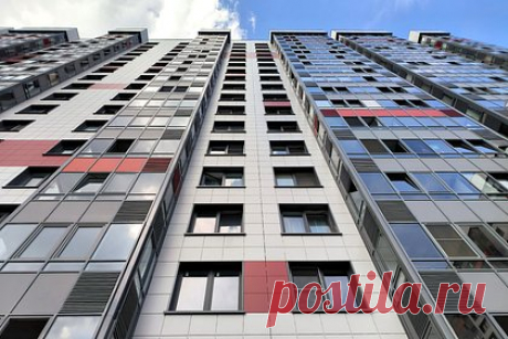 Центробанк обнаружил распространение рискованной ипотеки. Банки активно предлагают клиентам купить сниженную ставку по ипотеке или снизить проценты по ней на первые пару лет с завышением стоимости жилья. Распространение рискованных ипотечных программ в России обнаружил ЦБ. Регулятор продолжает работать над снижением рисков ипотечных продуктов.