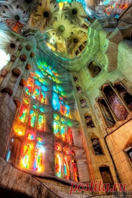 Cloud Nodes Photo - Sagrada Familia 808139068026349