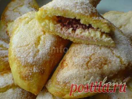 Слоёные уголки с творогом и клубникой