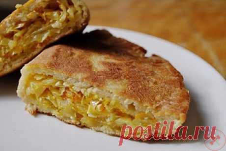 Рулет из печени 😋 Когда: дополнение к обеду. Ингредиенты: 1 кг говяжьей или куриной печени 1 крупная луковица, мелко порезанная 1 крупная морковь, отваренная и очищенная соль, перец - по вкусу 200 г феты «Лайт» 1 пучок свежего укропа. Печень тщательно вымойте и очистите от прожилок и мембран. Порежьте на кусочки размером в 5-6 см. Поместите печень в кастрюлю с водой. Доведите до кипения на максимальном огне и снимите образовавшуюся пенку на поверхности воды, а затем уменьшите огонь до…