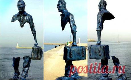 Скульптуры француза Бруно Каталано 

Скульптуры француза Бруно Каталано вызывают у людей разнообразные чувства. Но одно из них неизменно — это удивление. Ведь все скульптуры из серии «Путешественники» не имеют середины. Причем в прямом смысле – скульптор для чего-то изымает у фигур среднюю часть тела, создавая иллюзию пустоты и прозрачности…