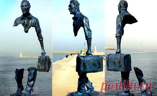 Скульптуры француза Бруно Каталано 

Скульптуры француза Бруно Каталано вызывают у людей разнообразные чувства. Но одно из них неизменно — это удивление. Ведь все скульптуры из серии «Путешественники» не имеют середины. Причем в прямом смысле – скульптор для чего-то изымает у фигур среднюю часть тела, создавая иллюзию пустоты и прозрачности…