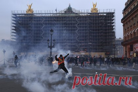 МВД Франции раскритиковало «головорезов» за столкновения с полицией на протестах. Демонстранты на протестах против пенсионной реформы во Франции ведут себя как головорезы. Об этом заявил глава французского МВД Жеральд Дарманен. Министр раскритиковал участников акций за жесткие столкновения с полицией. По его словам, от их действий пострадали почти 150 полицейских.