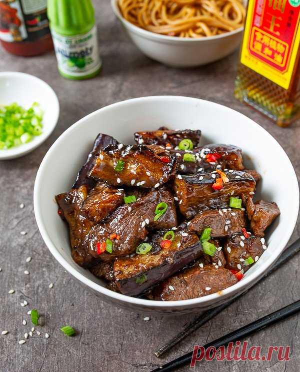 Говядина с баклажанами по-китайски на Вкусном Блоге Невероятно вкусное блюдо с сезонными баклажанами. И с несезонными тоже 🙂 Готовится быстро, вкус полчается очень насыщенным и ярким. Сами баклажаны можно так при готовить и вовсе без мяса – будет офигенно, гаранирую! Вместо говяжьей вырезки можно использовать свиную. Или заменить мясо птицей – например, филе куриного бедра. Хотя говядина…