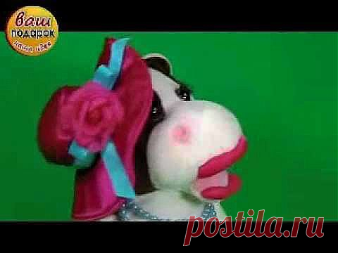 Поющая игрушка «Корова Бессамумуча» от компании «Музыкальные подарки» станет отличным подарком как ребенку, так и взрослому человеку. Забавная коровка исполняет знаменитую песню «Bésame Mucho», при этом двигает губами и смешно покачивается в такт.
