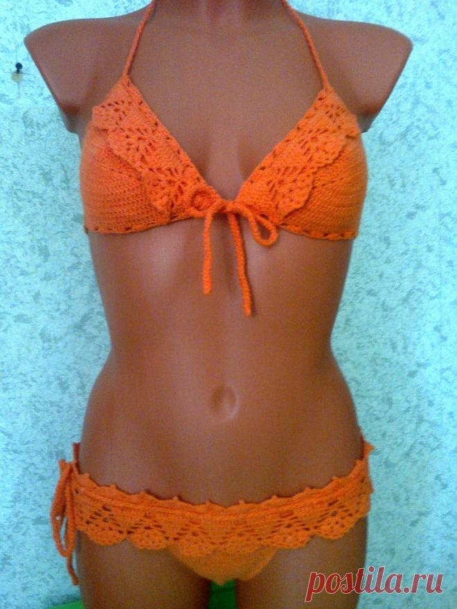 Вязаный купальник бикини с ажурной отделкой по лифу и верхней части трусиков.
