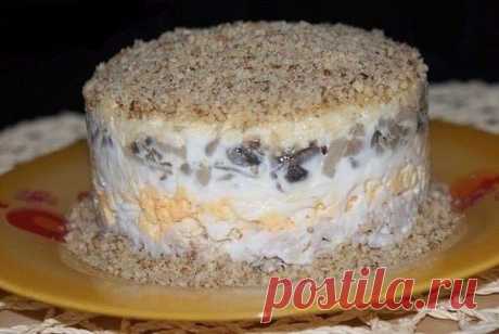 Салат с курицей , грибами и грецким орехом